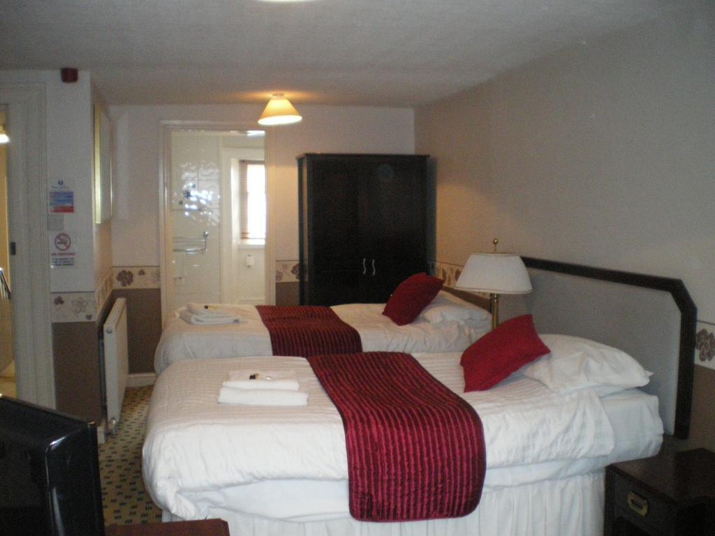 Crown Hotel Пълхели Стая снимка