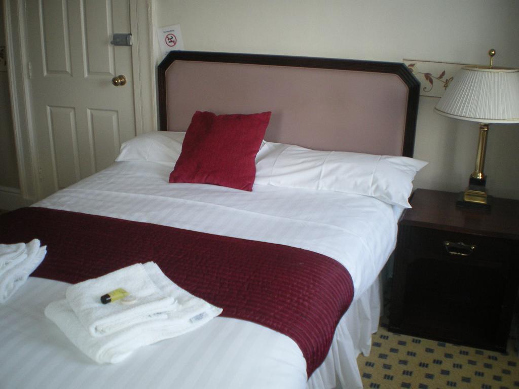 Crown Hotel Пълхели Екстериор снимка