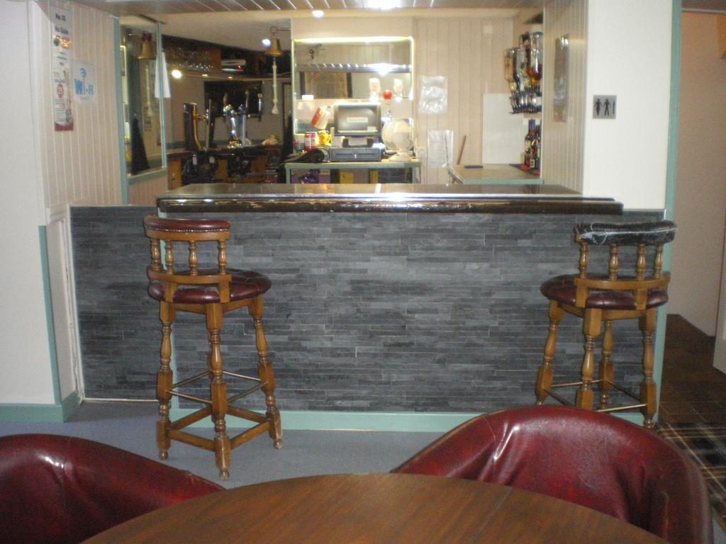 Crown Hotel Пълхели Екстериор снимка