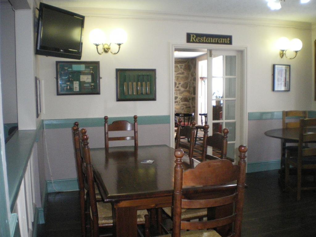Crown Hotel Пълхели Екстериор снимка