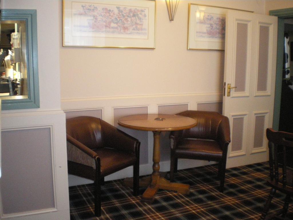Crown Hotel Пълхели Екстериор снимка