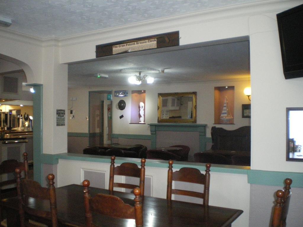 Crown Hotel Пълхели Екстериор снимка