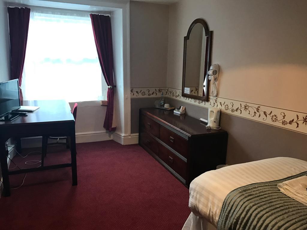 Crown Hotel Пълхели Екстериор снимка