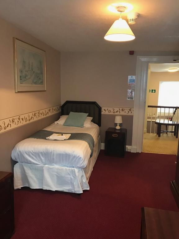 Crown Hotel Пълхели Екстериор снимка