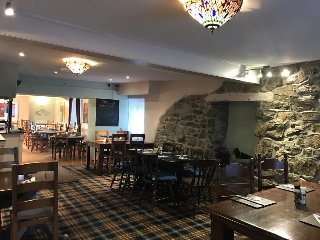 Crown Hotel Пълхели Екстериор снимка